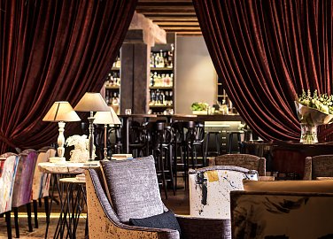 Žlutá ponorka Poetic Coctail Bar