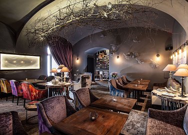 Žlutá ponorka Poetic Coctail Bar
