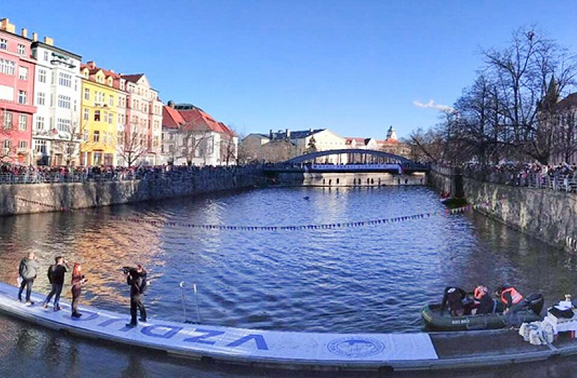 Plavecké propagační závody mezi mosty