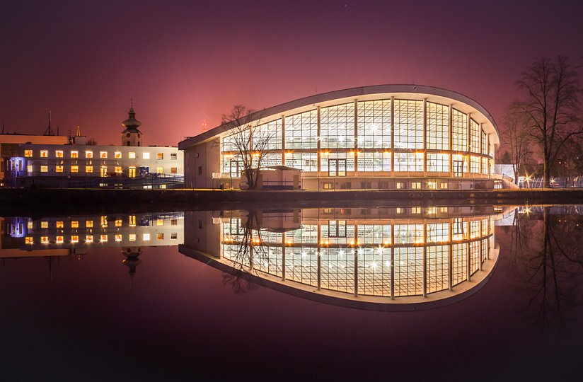 Plavecký stadion s letní plovárnou