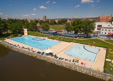 Plavecký stadion s letní plovárnou