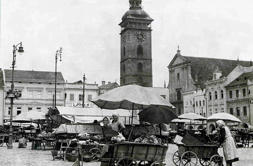Masarykovo náměstí, sobotní trh se zeleninou, rok 1936, foto Hoschna